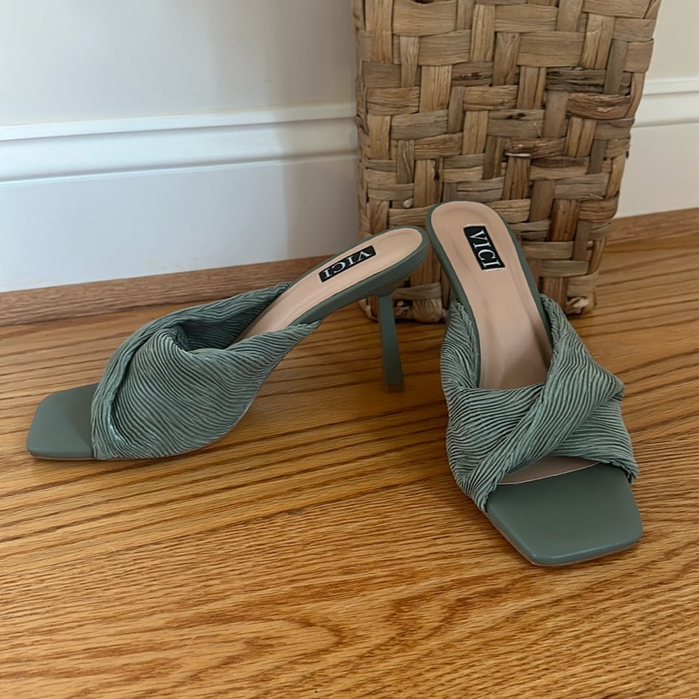 VICI dark green sandal heels